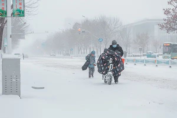 黑龙江鹤岗破纪录降雪，雪域城市的挑战与美景展现