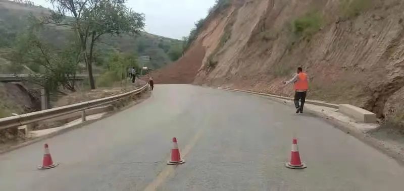 河南突发山体滑塌事件，铁路线路遭埋引发交通瘫痪