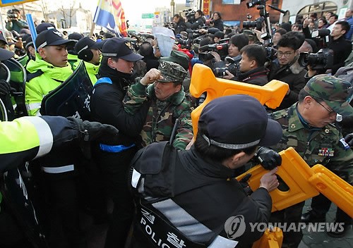 韩国国会主楼对峙冲突现场视频