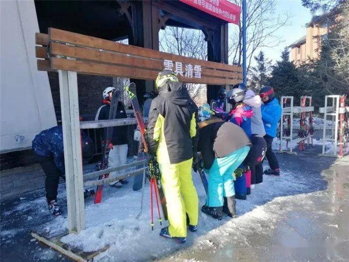 滑雪场厕所接水给游客喝，卫生安全管理漏洞曝光