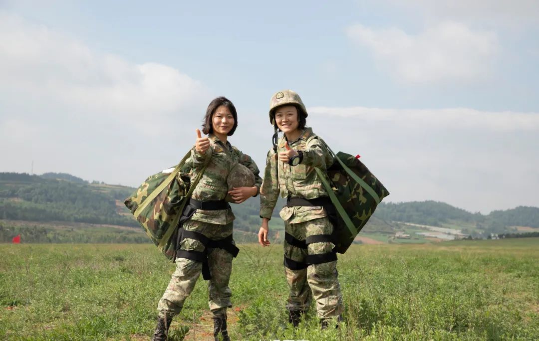 中国女兵上演现实版飞驰人生