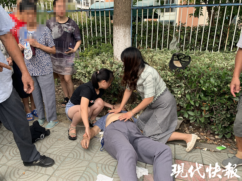 老师突然晕倒 大一女生们分工救人