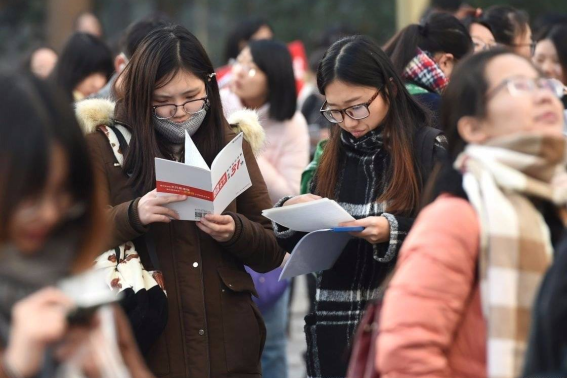 解读与探讨，成人本科能否报考公务员资格？