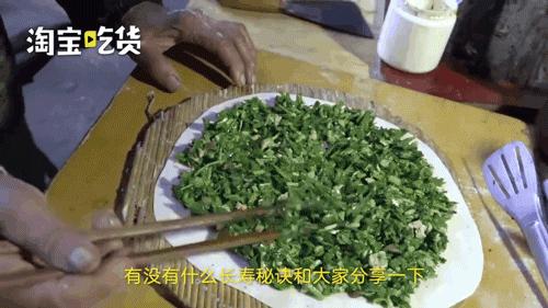 90岁奶奶寒冬摆摊，一句话惊醒年轻人