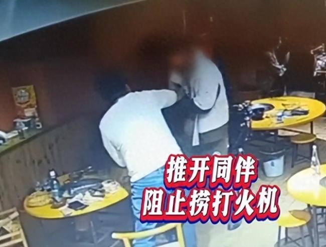 餐厅惊险一幕，打火机掉锅里引发爆炸