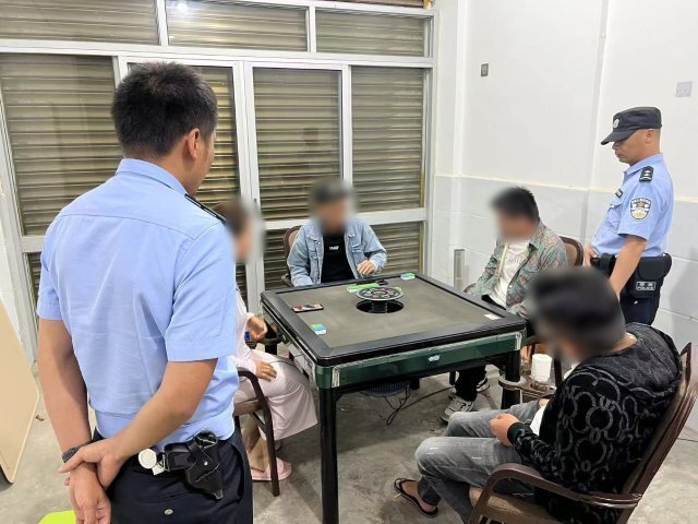 女子赌博被抓，民警巧妙安排曝光